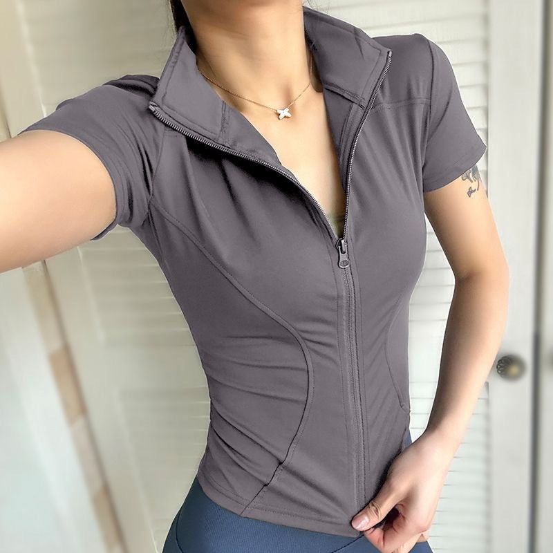 Blusa esportiva feminina ajustada de manga curta com gola alta e zíper