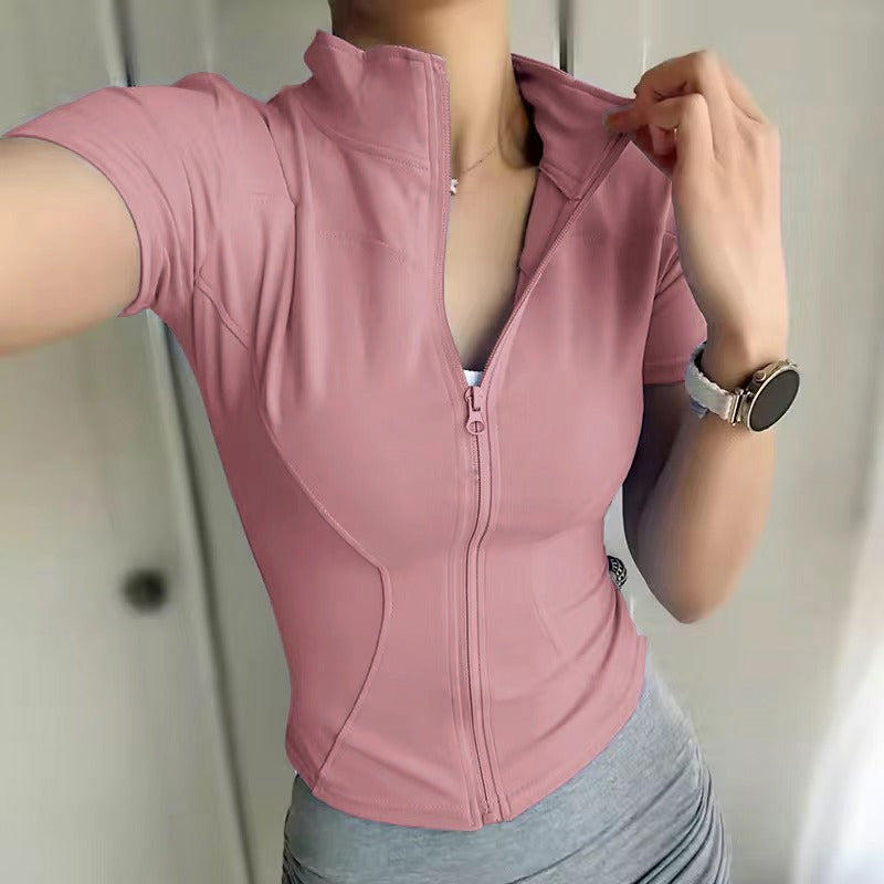 Blusa esportiva feminina ajustada de manga curta com gola alta e zíper
