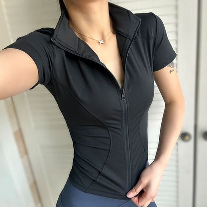 Blusa esportiva feminina ajustada de manga curta com gola alta e zíper